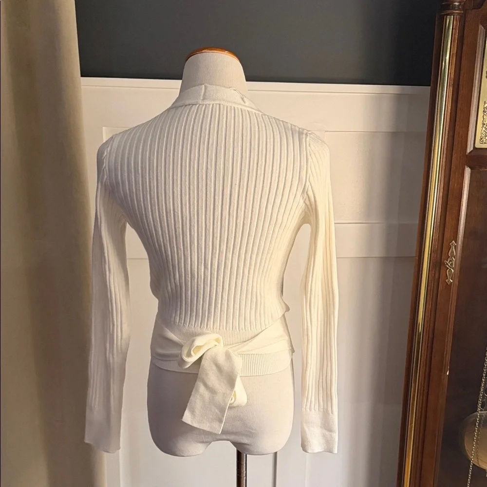 💕 Elegant White V-Neck Wrap Sweater - Picture 3 of 4